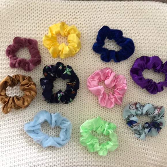 5 NWOT Scrunchies - Picture 2 of 15